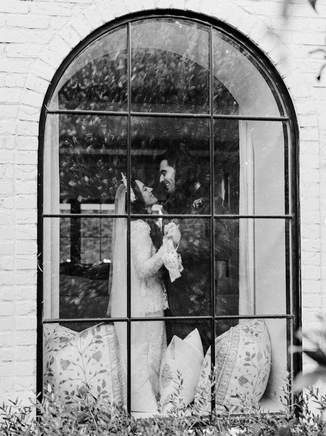 Aktris Kat Dennings dinikahi penyanyi Andrew W.K pada 27 November di halaman belakang rumah mereka di Los Angeles. Pernikahan tersebut jauh dari kesan mewah, namun terasa begitu intim. Foto: dok. katdenningsss