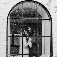 Aktris Kat Dennings dinikahi penyanyi Andrew W.K pada 27 November di halaman belakang rumah mereka di Los Angeles. Pernikahan tersebut jauh dari kesan mewah, namun terasa begitu intim. Foto: dok. katdenningsss