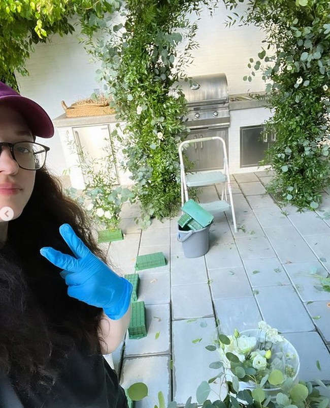 Kat dan Andrew mempersiapkan pernikahan mereka semuanya sendiri. Kat bahkan membuat rangkaian bunga sendiri sebagai pelaminannya. Inilah foto Kat yang masih sibuk mendekor rumahnya tiga hari menjelang pernikahan. Foto: dok. katdenningsss