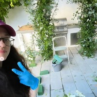 Kat dan Andrew mempersiapkan pernikahan mereka semuanya sendiri. Kat bahkan membuat rangkaian bunga sendiri sebagai pelaminannya. Inilah foto Kat yang masih sibuk mendekor rumahnya tiga hari menjelang pernikahan. Foto: dok. katdenningsss