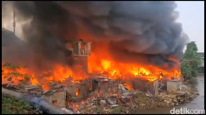 Kebakaran di Manggarai. (Dok. screenshoot video viral)