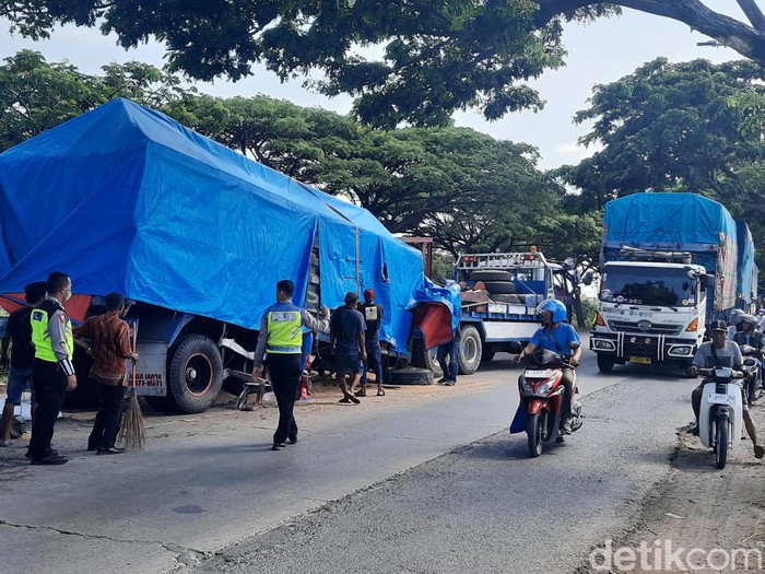 Kecelakaan truk di jalur Pantura Pati ruas Desa Gadingrejo, Kecamatan Juwana, Kabupaten Pati, Kamis (14/12/2023) pagi.