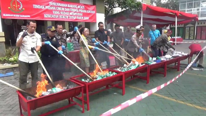 Kejari Tulungagung musnahkan barang bukti yang telah inkrah