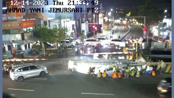 Potret Kemacetan di Jalan Ahmad Yani Surabaya gegara Perbaikan Rel