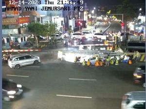 Potret Kemacetan di Jalan Ahmad Yani Surabaya gegara Perbaikan Rel