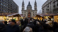 Orang-orang mengunjungi pasar Advent Bazilika di pusat kota Budapest, Hungaria, Sabtu (9/12/2023).  