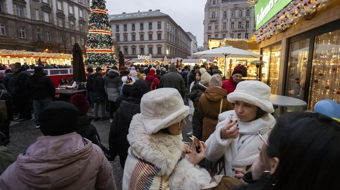 An aerial view of the Advent Bazilika, one of Europes most famous outdoor Christmas markets in downtown Budapest, Hungary, Saturday, Dec 9. 2023. (AP Photo/Denes Erdos)