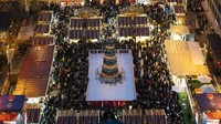 Tak hanya itu, di Bazilica ada proyeksi laser Natal dan arena seluncur es yang mengelilingi pohon Natal yang megah.  