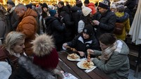 Banyak wisatawan yang datang ke pasar Natal ini untuk berburu makanan.  