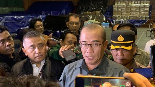 Ketua KPU Hasyim Asy’ari saat meninjau gudang logistik kertas suara di Denpasar, Bali, Rabu malam (13/12/2023).