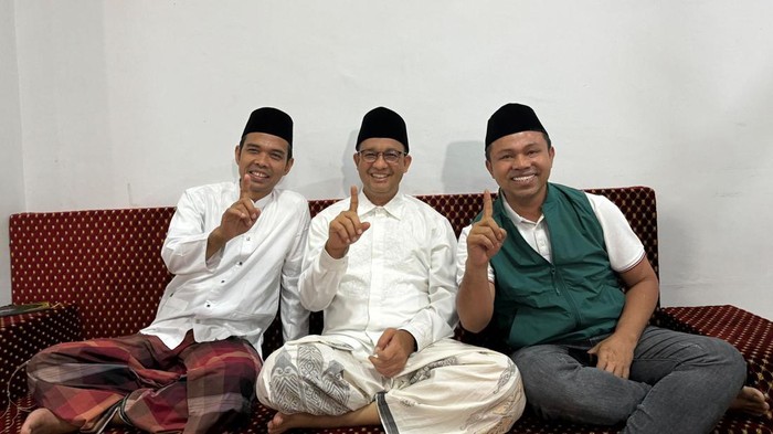 Ketua PKB Riau u Abdul Wahid (Kanan) Ustaz Abdul Somad alias UAS (kiri) mengapit capres nomor urut 1 Anies Baswedan. Ketiganya kompak mengacungkan jari telunjuk pertanda nomor 1. (Dok. PKB Riau) Ketua PKB Riau u Abdul Wahid (Kanan) Ustaz Abdul Somad alias UAS (kiri) mengapit capres nomor urut 1 Anies Baswedan. Ketiganya kompak mengacungkan jari telunjuk pertanda nomor 1. (Dok. PKB Riau)