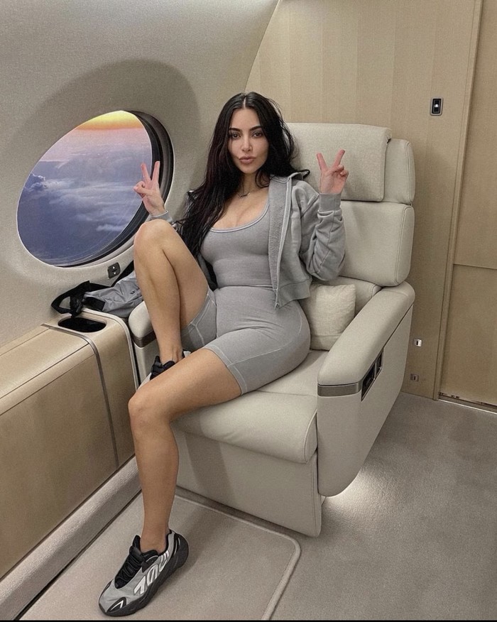 Suasana dalam pesawat jet pribadi Kim Kardashian.