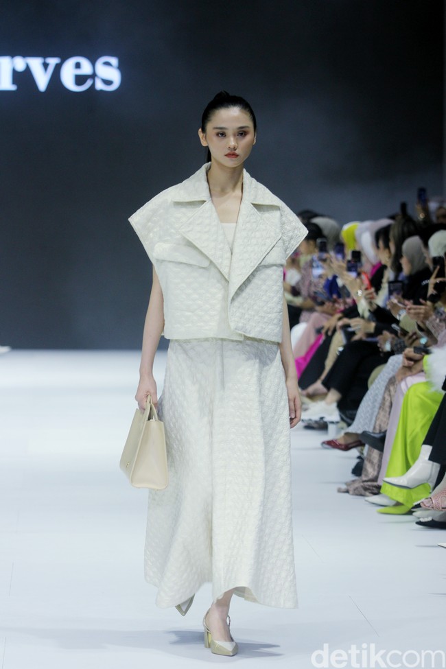 Fashion show Buttonscarves menampilkan busana dengan sentuhan modern dan elegan dalam koleksi The Fiery Passion bertempat di Pondok Indah Mal 3, Jakarta Selatan. Foto: Mohammad Abduh/detikcom.