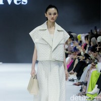 Fashion show Buttonscarves menampilkan busana dengan sentuhan modern dan elegan dalam koleksi The Fiery Passion bertempat di Pondok Indah Mal 3, Jakarta Selatan. Foto: Mohammad Abduh/detikcom.