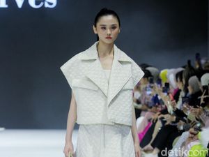 10 Koleksi Buttonscarves untuk 2024, Busana Aksen Bulu dan Monogram