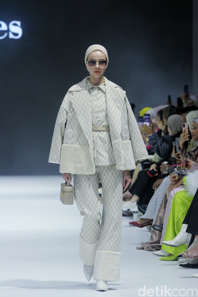 Fashion show Buttonscarves menampilkan busana dengan sentuhan modern dan elegan dalam koleksi The Fiery Passion bertempat di Pondok Indah Mal 3, Jakarta Selatan. Foto: Mohammad Abduh/detikcom.