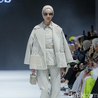 Fashion show Buttonscarves menampilkan busana dengan sentuhan modern dan elegan dalam koleksi The Fiery Passion bertempat di Pondok Indah Mal 3, Jakarta Selatan. Foto: Mohammad Abduh/detikcom.