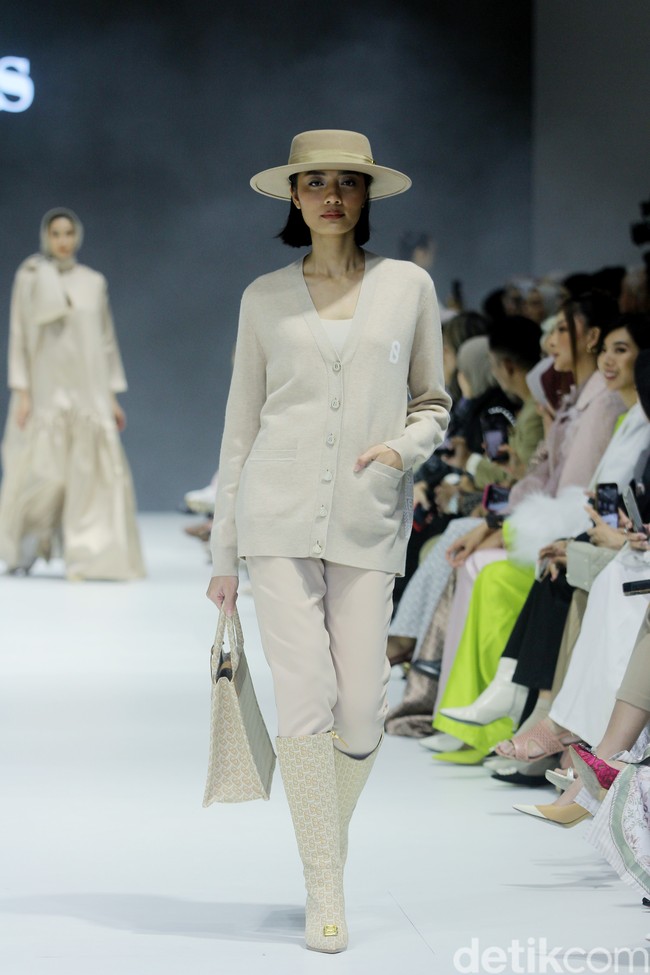 Fashion show Buttonscarves menampilkan busana dengan sentuhan modern dan elegan dengan koleksi The Fiery Passion. Bertempat di Pondok Indah Mal 3, Jakarta Selatan, Jumat [27/10/2023]. Foto: Mohammad Abduh/detikcom.