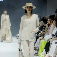 Fashion show Buttonscarves menampilkan busana dengan sentuhan modern dan elegan dengan koleksi The Fiery Passion. Bertempat di Pondok Indah Mal 3, Jakarta Selatan, Jumat [27/10/2023]. Foto: Mohammad Abduh/detikcom.