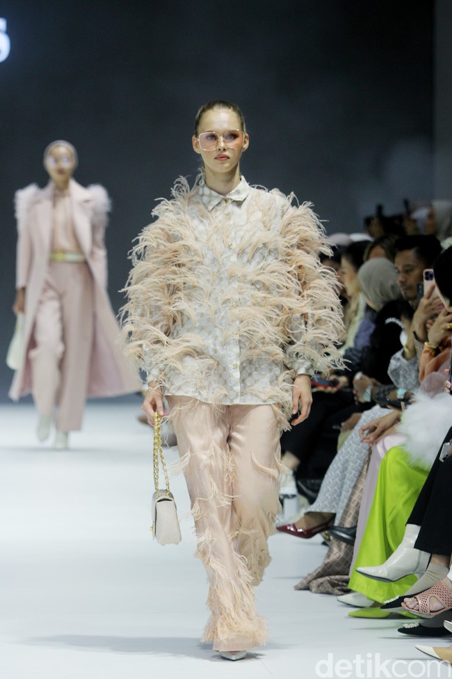 Fashion show Buttonscarves menampilkan busana dengan sentuhan modern dan elegan dalam koleksi The Fiery Passion bertempat di Pondok Indah Mal 3, Jakarta Selatan. Foto: Mohammad Abduh/detikcom.