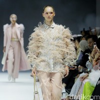 Fashion show Buttonscarves menampilkan busana dengan sentuhan modern dan elegan dalam koleksi The Fiery Passion bertempat di Pondok Indah Mal 3, Jakarta Selatan. Foto: Mohammad Abduh/detikcom.