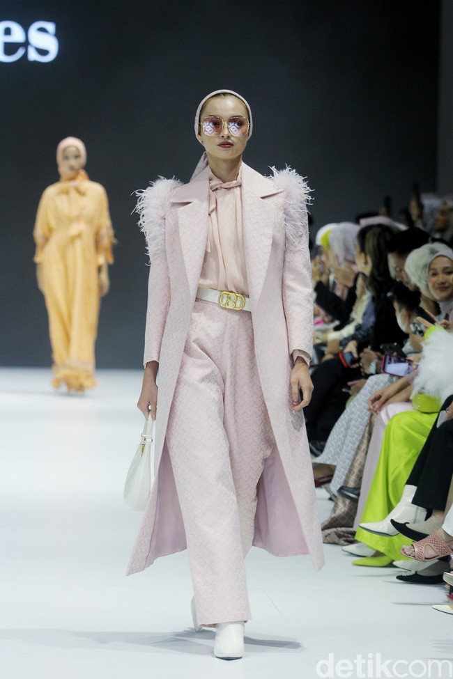 Fashion show Buttonscarves menampilkan busana dengan sentuhan modern dan elegan dalam koleksi The Fiery Passion bertempat di Pondok Indah Mal 3, Jakarta Selatan.. Foto: Mohammad Abduh/detikcom.