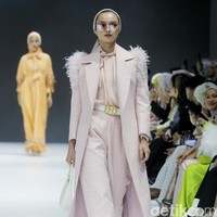 Fashion show Buttonscarves menampilkan busana dengan sentuhan modern dan elegan dalam koleksi The Fiery Passion bertempat di Pondok Indah Mal 3, Jakarta Selatan.. Foto: Mohammad Abduh/detikcom.