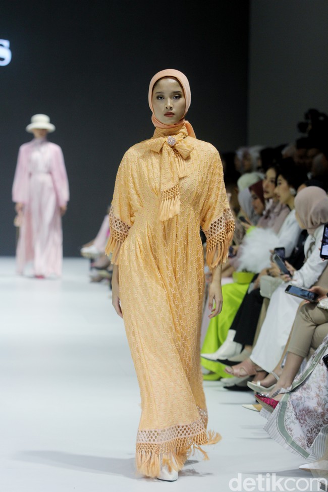 Fashion show Buttonscarves menampilkan busana dengan sentuhan modern dan elegan dalam koleksi The Fiery Passion bertempat di Pondok Indah Mal 3, Jakarta Selatan. Foto: Mohammad Abduh/detikcom.
