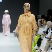 Fashion show Buttonscarves menampilkan busana dengan sentuhan modern dan elegan dalam koleksi The Fiery Passion bertempat di Pondok Indah Mal 3, Jakarta Selatan. Foto: Mohammad Abduh/detikcom.