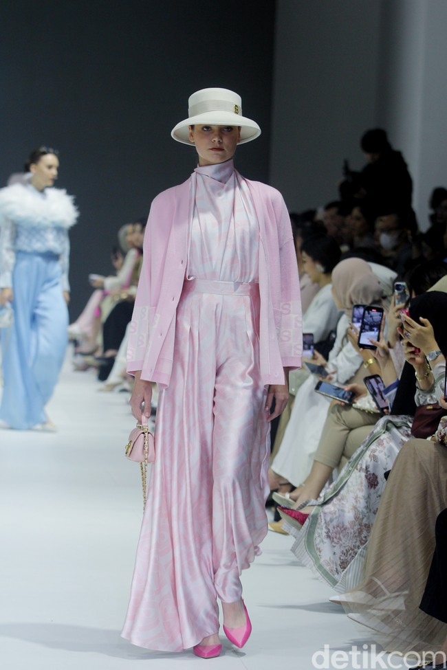 Fashion show Buttonscarves menampilkan busana dengan sentuhan modern dan elegan dalam koleksi The Fiery Passion bertempat di Pondok Indah Mal 3, Jakarta Selatan. Foto: Mohammad Abduh/detikcom.