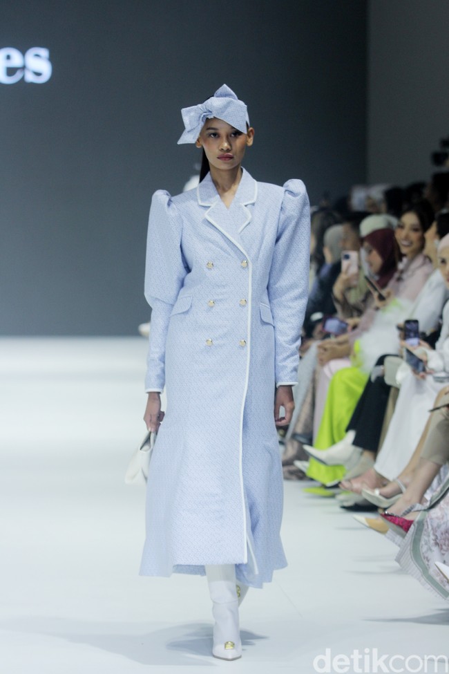 Fashion show Buttonscarves menampilkan busana dengan sentuhan modern dan elegan dalam koleksi The Fiery Passion bertempat di Pondok Indah Mal 3, Jakarta Selatan. Foto: Mohammad Abduh/detikcom.