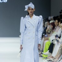 Fashion show Buttonscarves menampilkan busana dengan sentuhan modern dan elegan dalam koleksi The Fiery Passion bertempat di Pondok Indah Mal 3, Jakarta Selatan. Foto: Mohammad Abduh/detikcom.