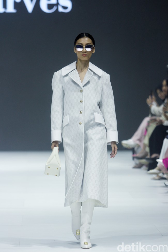 Fashion show Buttonscarves menampilkan busana dengan sentuhan modern dan elegan dalam koleksi The Fiery Passion bertempat di Pondok Indah Mal 3, Jakarta Selatan. Foto: Mohammad Abduh/detikcom.