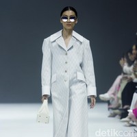 Fashion show Buttonscarves menampilkan busana dengan sentuhan modern dan elegan dalam koleksi The Fiery Passion bertempat di Pondok Indah Mal 3, Jakarta Selatan. Foto: Mohammad Abduh/detikcom.