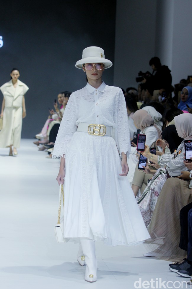 Fashion show Buttonscarves menampilkan busana dengan sentuhan modern dan elegan dalam koleksi The Fiery Passion bertempat di Pondok Indah Mal 3, Jakarta Selatan. Foto: Mohammad Abduh/detikcom.