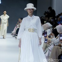 Fashion show Buttonscarves menampilkan busana dengan sentuhan modern dan elegan dalam koleksi The Fiery Passion bertempat di Pondok Indah Mal 3, Jakarta Selatan. Foto: Mohammad Abduh/detikcom.