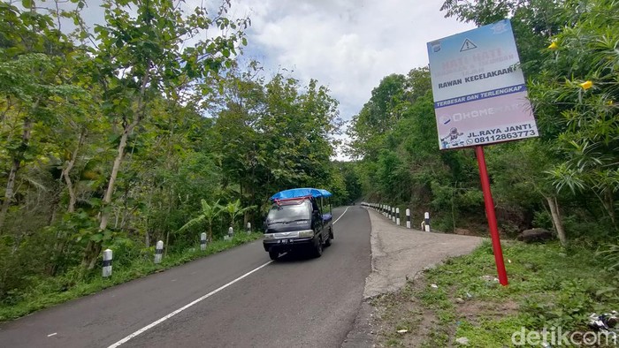 Kondisi jalan Kaligesing menuju tanjakan Bibis di Girimulyo, Kulon Progo, Kamis (14/12/2023).