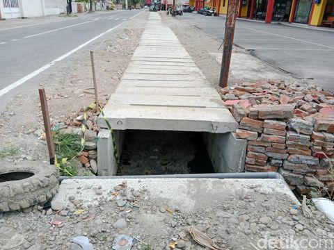 Kondisi lubang di trotoar Jalan Hayam Wuruk Medan