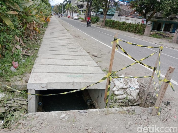 Kondisi lubang di trotoar Jalan Hayam Wuruk Medan