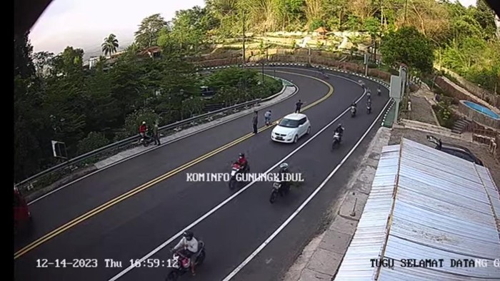Kondisi jalanan Jogja-Wonosari di Gunungkidul Kamis (14/12/2023) pukul 16.59 WIB.