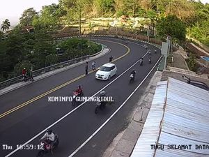 Jalan Wonosari Patuk Sore Ini: Lancar, Jangan Menyalip di Tikungan!