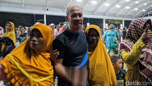 Lalu Saleh disambut keluarganya saat tiba di Bandara Internasional Lombok, Kamis malam (14/12/2023). (Foto: Ahmad Viqi/detikBali)