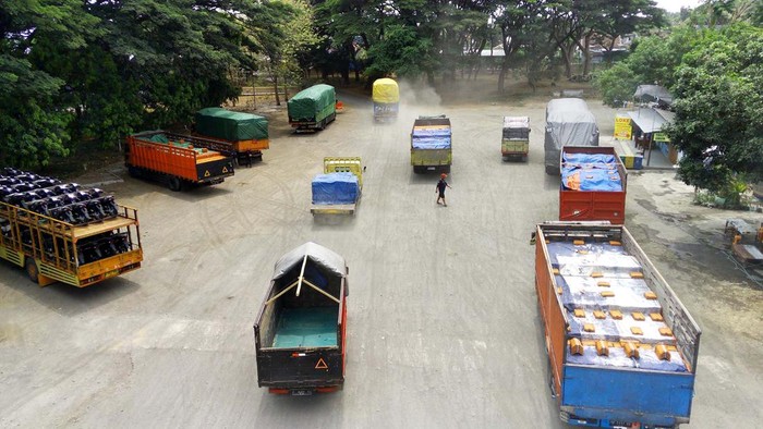 Foto udara lapangan parkir di terminal Sritanjung Banyuwangi, Jawa Timur, Kamis (14/12/2023). Untuk mengantisipasi penumpukan kendaraan selama periode angkutan Natal dan Tahun Baru 2023/2024 PT ASDP Indonesia Ferry menyiapkan sejumlah kantung parkir diantaranya lapangan parkir terminal Sritanjung, Grand Watudodol dan lapangan parkir Pelabuhan Bulusan. ANTARA FOTO/Budi Candra Setya/foc.