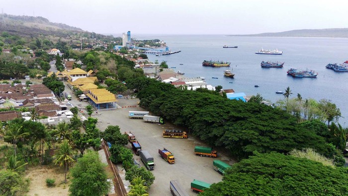 Libur Nataru, ASDP Siapkan Sejumlah Kantung Parkir di Banyuwangi Foto udara lapangan parkir di terminal Sritanjung Banyuwangi, Jawa Timur, Kamis (14/12/2023). Untuk mengantisipasi penumpukan kendaraan selama periode angkutan Natal dan Tahun Baru 2023/2024 PT ASDP Indonesia Ferry menyiapkan sejumlah kantung parkir diantaranya lapangan parkir terminal Sritanjung, Grand Watudodol dan lapangan parkir Pelabuhan Bulusan. ANTARA FOTO/Budi Candra Setya/foc.
