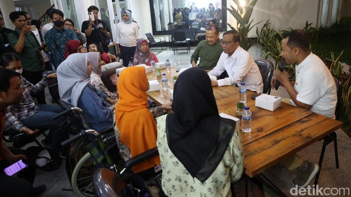 Mahfud MD Terima Aspirasi dari Organisasi Difabel Mahfud MD Terima Aspirasi dari Organisasi Difabel