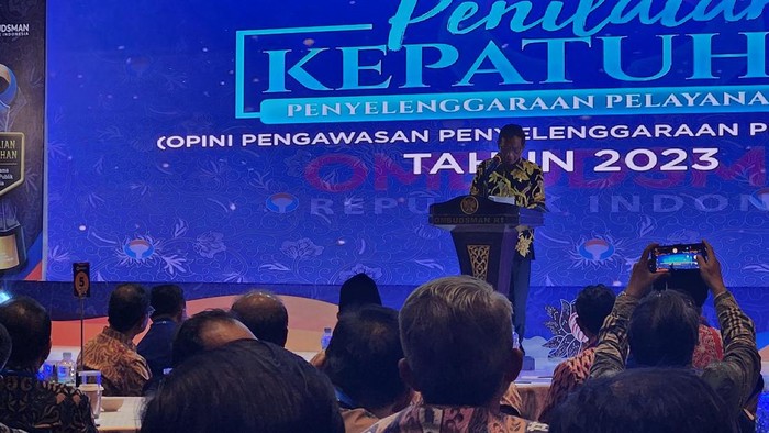 Menko Polhukam Mahfud Md dalam  acara Penganugerahan Predikat Kepatuhan Standar Pelayanan Publik yang digelar Ombudsman RI.
