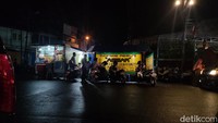 Ada 97 pedagang yang biasa berjualan di Pasar Ceplak. Tapi, setiap hari, hanya ada sekitar 27 pedagang saja yang menjajakan dagangannya, karena tempat yang terbatas. Pedagang ayam goreng dan bakar menjadi yang paling banyak eksis di sana.