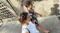 Keduanya juga terlihat asyik berjalan kaki di jalanan Bali. Dunia seperti milik berdua saja. Bucin, begitu tulis Marc di Instagram. (Instagram/@marcmarquez93)