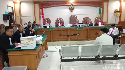 Marcel Geniusa, mahasiswa semester tujuh jurusan Sastra Indonesia Universitas Udayana (Unud) bersaksi atas kasus SPI di PN Tipikor Denpasar, Kamis (14/12/2023). (Foto: Aryo Mahendro/detikBali)