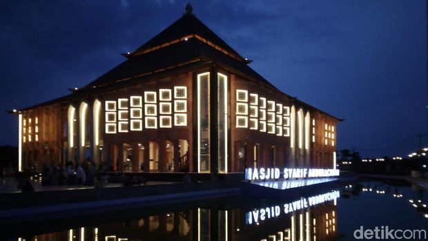 Masjid Syarif Abdurachman di kompleks pemakaman Sunan Gunung Jati Kabupaten Cirebon.